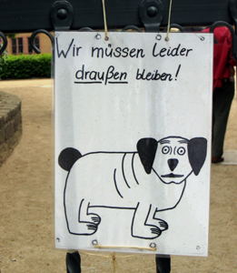 Verbotsschild für Hunde - Wasserschloss Messpelbrunn